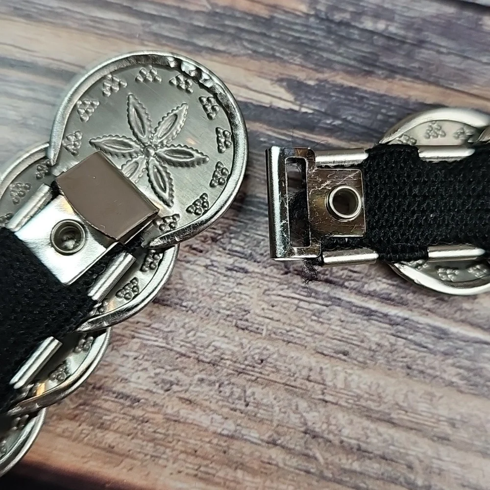SILVER FLORAL DISC STRETCH BELT